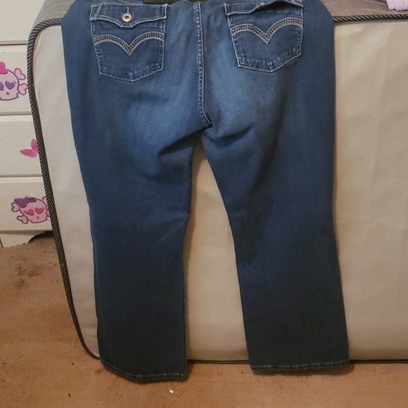 Levi Curvy - Picture 7 of 10